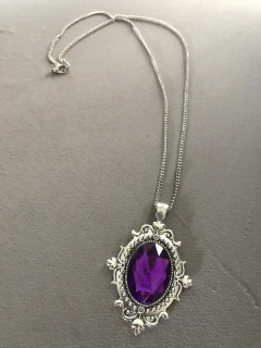 Collar camafeo violeta