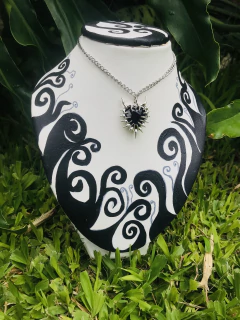 Collar corazón espinado negro