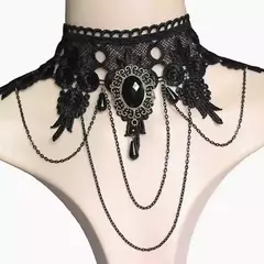 Gargantilla negra con piedras y cadenas