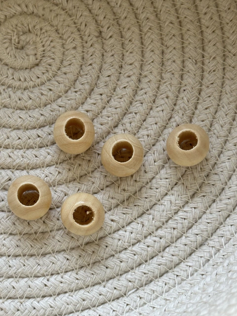 Bolitas de madera tipo cuentas. 15 mm diámetro, 8 mm en centro x 50 unidades.