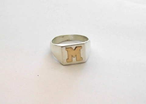 Anillo De Plata Sello Cuadrado Con 1 Letra En Oro 18K