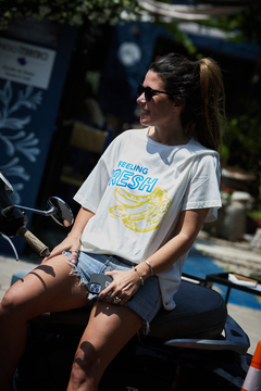 REMERA BOYFRIEND FEELING FRESH - MOSTRA