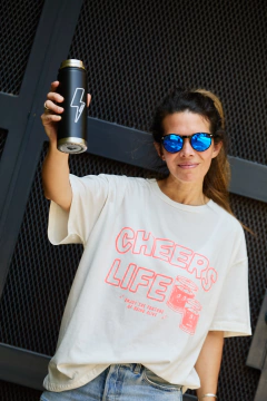 REMERA BOYFRIEND CHEERS LIFE - comprar online