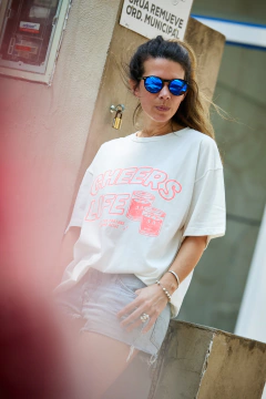 REMERA BOYFRIEND CHEERS LIFE - MOSTRA