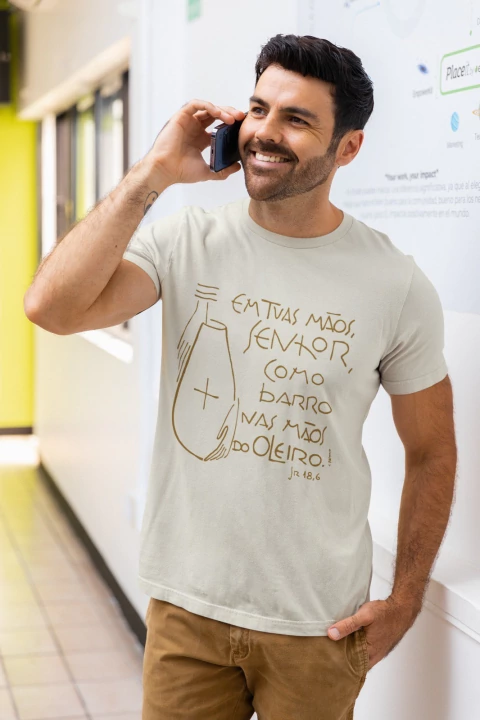 Camiseta Unissex “Em tuas mãos Senhor”