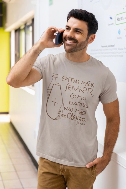 Camiseta Unissex “Em tuas mãos Senhor”