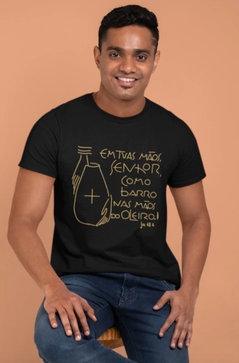 Camiseta Unissex “Em tuas mãos Senhor”