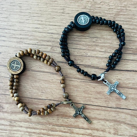 Terço de pulso São Bento com crucifixo