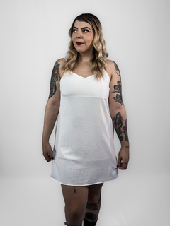 vestido slip crepe - By Bem