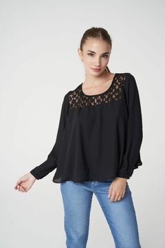Blusa Husnik en internet