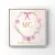 Quadro decorativo com monograma "MC", rosas e medalha de Nossa Senhora das Graças, em tons de rosa.