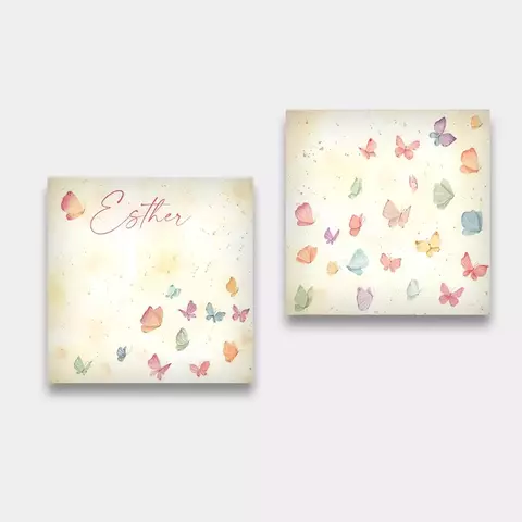 Kit de dois quadros decorativos com ilustrações de borboletas em cores suaves e o nome "Esther".