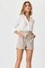 SHORT FEMININO FLOR DE LIS COM DETALHES EM BOTÕES E CINTO - mag!
