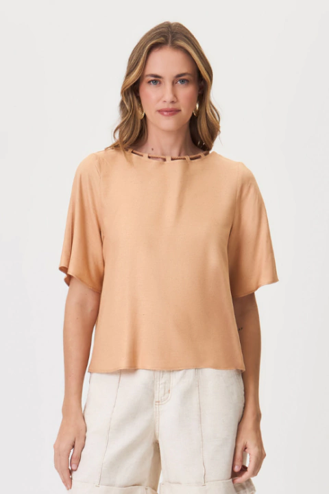 BLUSA FEMINIA SOLTA COM DETALHE EM CORDÃO