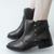 BOTA FEMININA EM COURO COM DETALHE EM MATELASSE - mag!