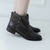 BOTA FEMININA EM COURO COM DETALHE EM MATELASSE - loja online