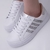 TÊNIS FEMININO COURO BCO COM DETALHE EM LISTRA COM GLITTER - comprar online