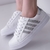TÊNIS FEMININO COURO BCO COM DETALHE EM LISTRA COM GLITTER na internet