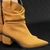 BOTA FEMININA BICO FINO DRAPEADO EM CAMURÇA - mag!