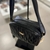BOLSA FEMININA EM COURO COM DETALHE EM MATELASSE M na internet