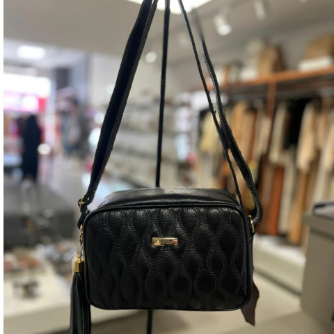 BOLSA FEMININA EM COURO COM DETALHE EM MATELASSE M