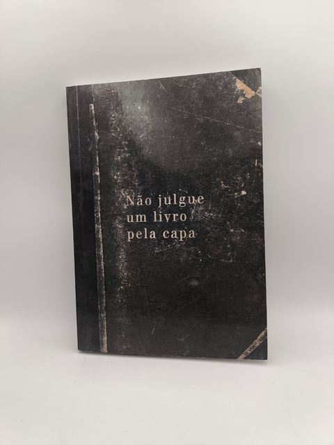 Não Julgue um pela Capa - Autor: Luis Eduardo Obregon Mariana Oliveira Azzi (2020) [usado]