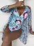 Maiô estampado tropical com decote em V