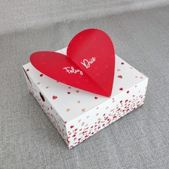 CAJA FELIZ DIA CON CIERRE DE CORAZÓN 18X18X7,5 - Papelera Maru