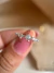 Anel Romantique em Ouro Branco 18k com Diamante de 25pts (Pronta-Entrega) - Carol Juste Joias