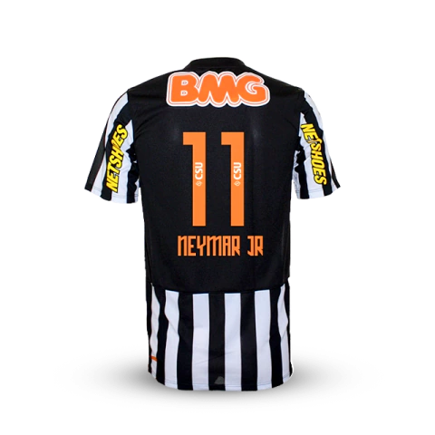 Camisa retrô do jogador Neymar Jr, número 11, com detalhes em preto e branco, patrocinada pela BMG.