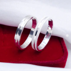 Par Aliança Fosca Diamantada com Masculina Lisa com Friso Espelhado (3.5mm) + Anel Solitário Grátis