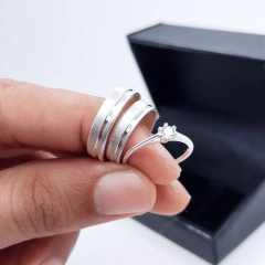 Par Aliança Fosca com Friso Espelhado (4.5mm) + Anel Solitário Grátis [PRONTA ENTREGA] na internet