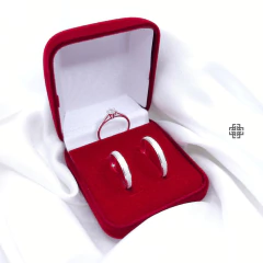 Par Aliança com Quina Lisa Diamantada Fosca (2mm) + Anel Solitário Grátis [PRONTA ENTREGA]