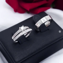Par Aliança Cravejada com Lisa Masculina 4.5mm com Anel Solitário Aurora [PRONTA ENTREGA]