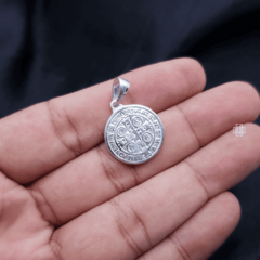 Pingente Medalha São Bento (1.8cm) Prata Italiana 925 na internet