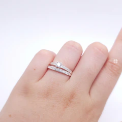 Par Aliança Cravejada com Lisa Masculina 4.5mm com Anel Solitário Aurora [PRONTA ENTREGA] - comprar online
