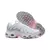 Tenis Nike Air Max TN Plus "Pink Rise" em branco e rosa, exibindo design moderno com detalhes em cinza.