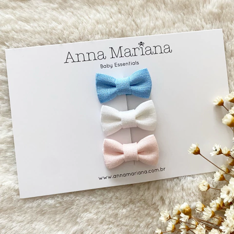 Trio de mini laços em linho para bebê - cores azul, branco e rosa bebê