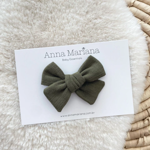 Laço Lily em tecido 100% algodão na cor verde escuro
Marca Anna Mariana