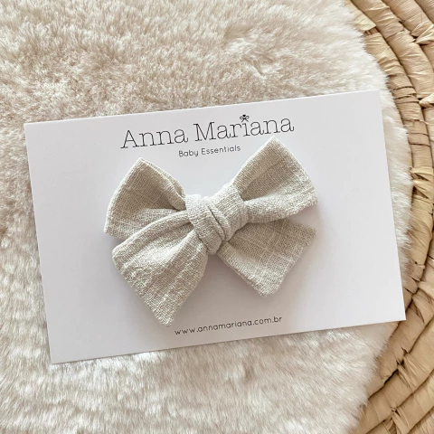 Laço Lily em tecido rústico com texturas na cor cinza claro, cimento
Marca Anna Mariana