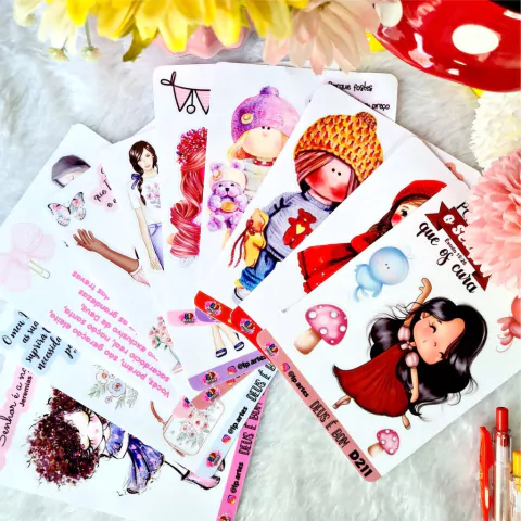 Conjunto de adesivos devocionais com ilustrações de personagens e elementos decorativos, ideal para personalização de bíblias e devocionais 