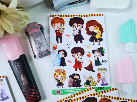 Cartela de adesivos temática do Harry Potter com ilustrações de personagens e criaturas mágicas.