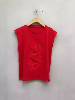 Musculosa Relieve Dragón - Por Amor a Vos