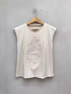 Musculosa Relieve Dragón - comprar online