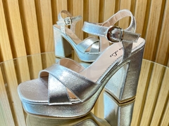 SANDALIAS FIESTA PLATAFORMA BAJA CHAROL LILA LIZ en internet