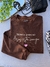 Blusa Suedine Jesus Está Comigo - Marrom na internet