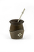 Mate madera con base de cuero y bombilla en internet