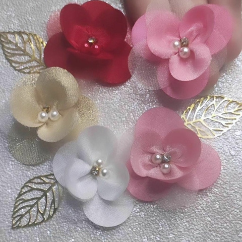 Flor organza com perola e strass luxo