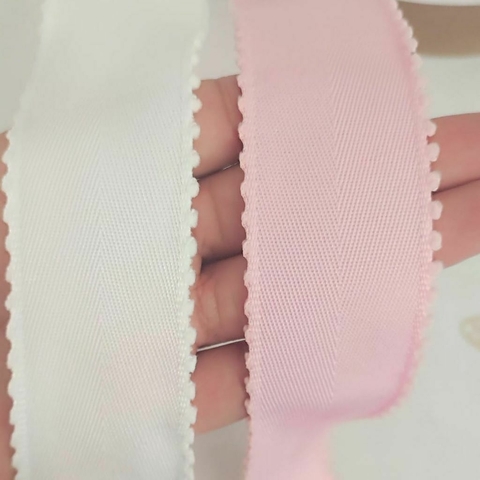 Fita com borda de pompom