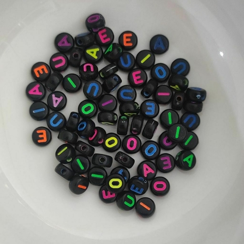 Miçanga Letras Pretas coloridas neon Arredondada - Vogais